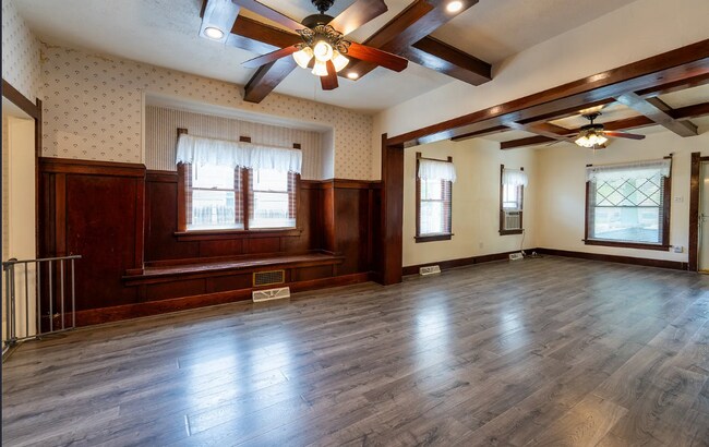 Building Photo - 25% OFF FIRST MONTHS RENT - Large Beautifu...