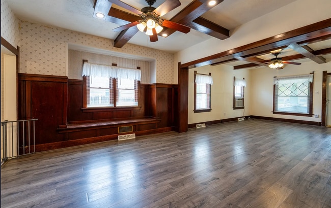 Building Photo - Large Beautiful Home
