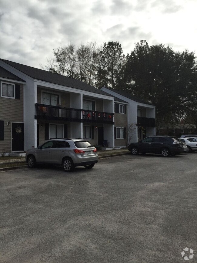 Building Photo - 401 Golf Rd