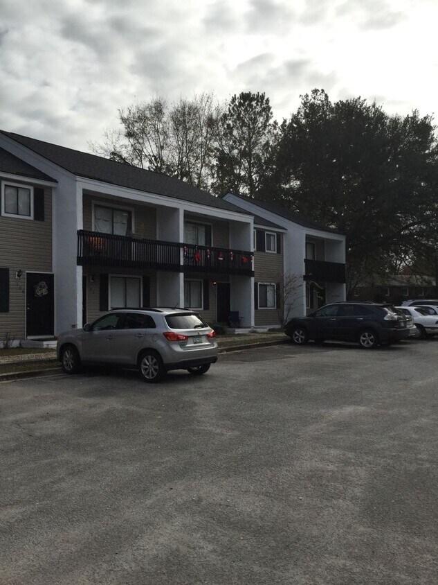 Building Photo - Townhouse Close to Summerville HS