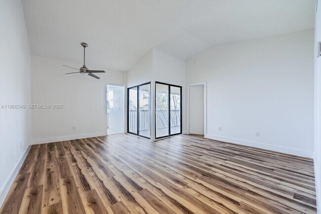 Foto del edificio - 889 Hamilton Dr