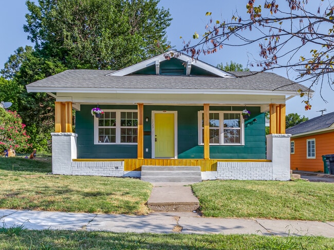 Building Photo - 1723 W Park Pl