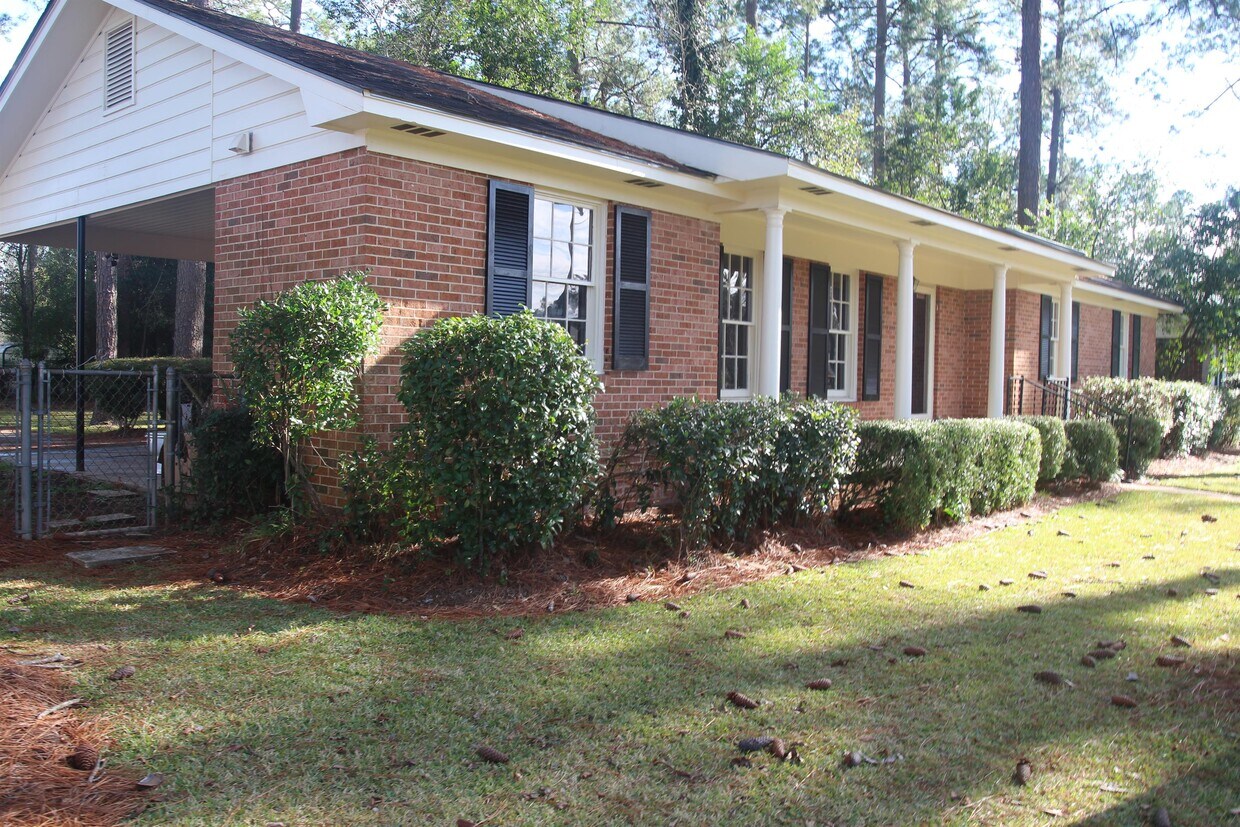 Primary Photo - 2208 Lullwater Rd