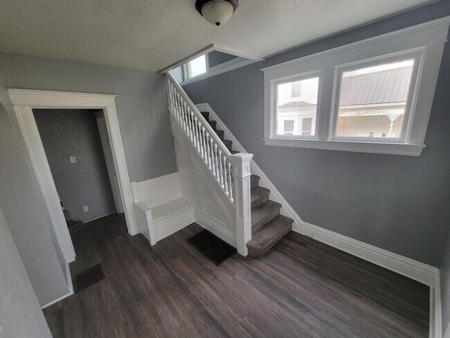 Building Photo - 1115 Maple Ave