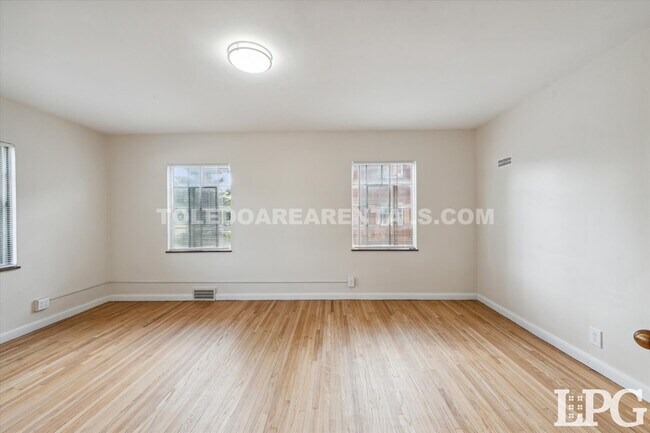 Building Photo - 2238 W Sylvania Ave