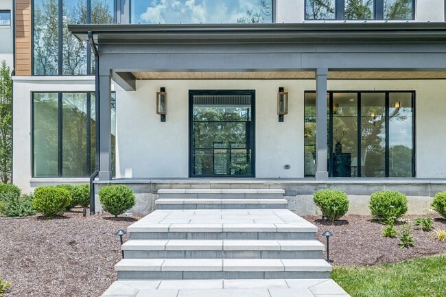 Building Photo - 5940 Robert E Lee Dr
