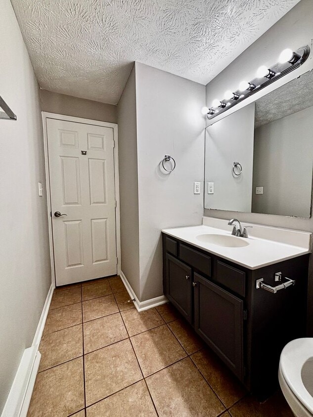 Primary Photo - Renovated 2 bedroom in peaceful Englewood ...