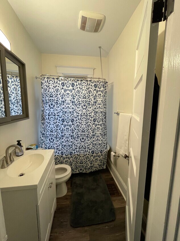 Bathroom with clawfoot tub/shower - 815 Delta Ave