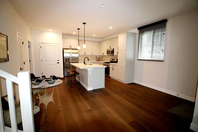 Foto del edificio - Beautiful Townhome off of Orcutt Rd w/ AC!