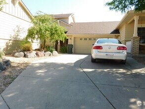 Building Photo - 733 Lakeview Ct