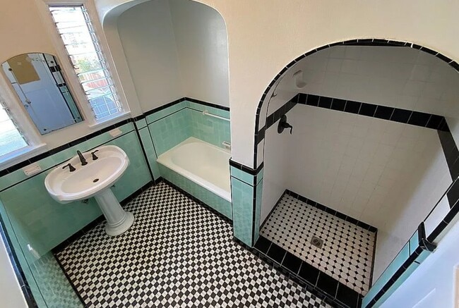 Building Photo - 320 N Genesee Ave