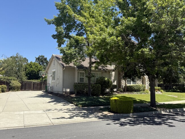 Building Photo - 855 Old Oak Rd