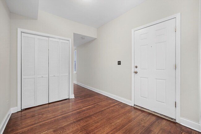 Foto del edificio - 6136 S Eberhart - Jim Sears