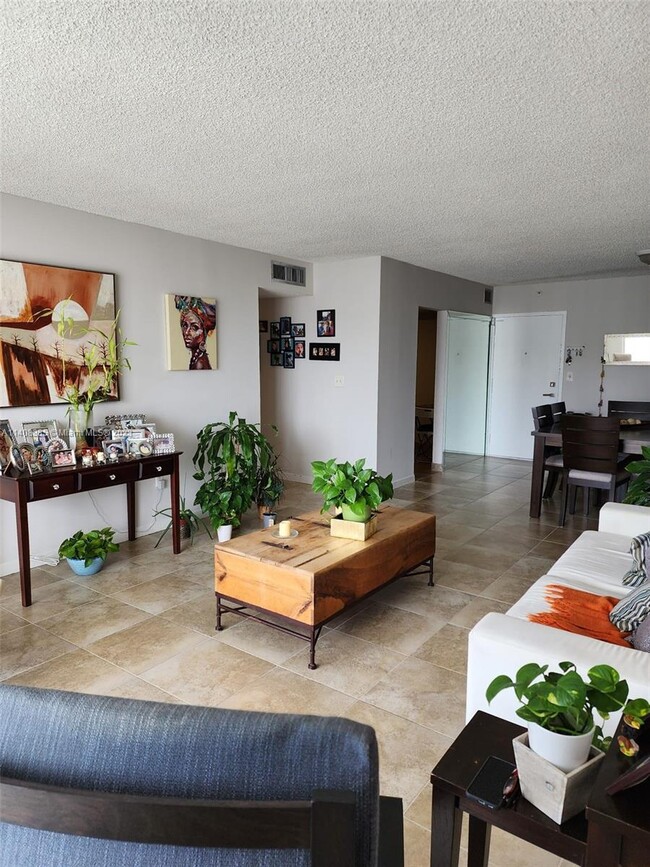 Foto del edificio - 2801 NE 183rd St