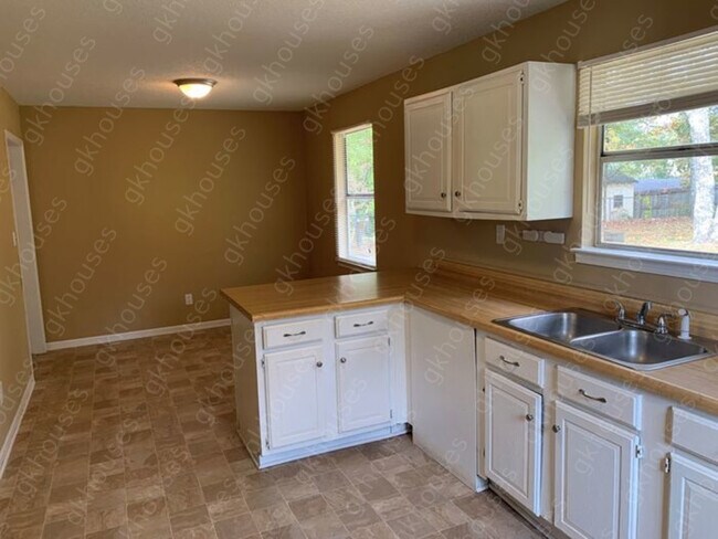 Building Photo - 3 beds 1 baths Pet Friendly (1 pet max)