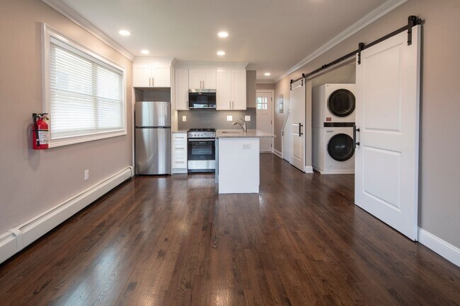 Interior Photo - The Courtyard @ Clifton: In-Unit Washer & Dryer, Heat, Hot & Cold Water, Gas Included, and Bark P...