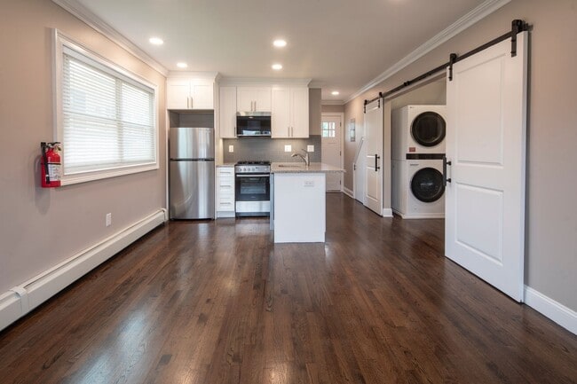 Interior Photo - The Courtyard @ Clifton: In-Unit Washer & Dryer, Heat, Hot & Cold Water, Gas Included, and Bark P...