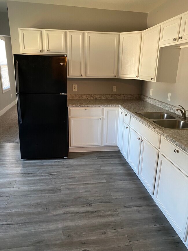 Building Photo - 1208 W 5th St