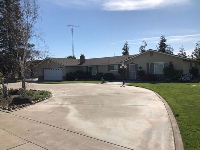 Building Photo - Manteca 3 Bedroom 3 Bath Ranch Style Home