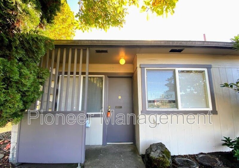 Primary Photo - 753 NE Alameda Ave