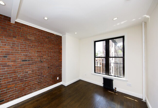 Building Photo - 33 Jane St
