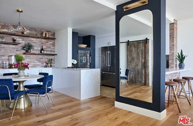 Foto del edificio - 8787 Shoreham Dr