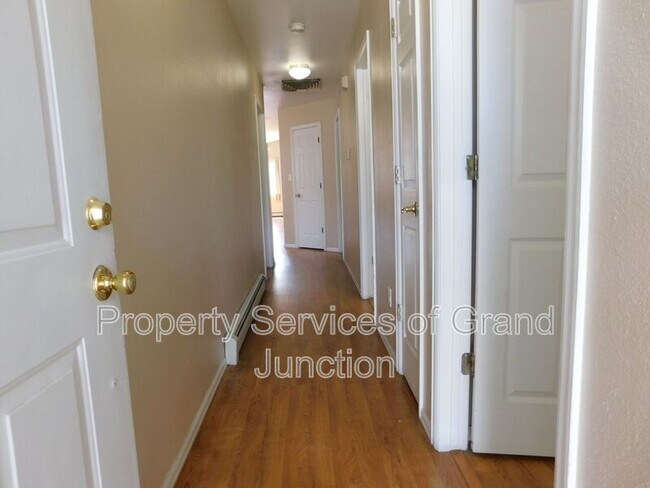 Building Photo - 493 Green Acres St