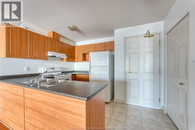 Photo du bâtiment - 2650 Sandwich W Pkwy