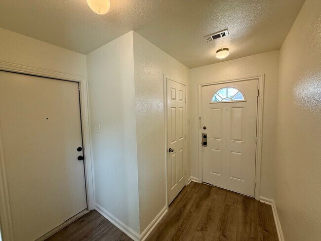 Foto del edificio - Nicely Refreshed 3-Bed 2.5-Bath Townhome i...