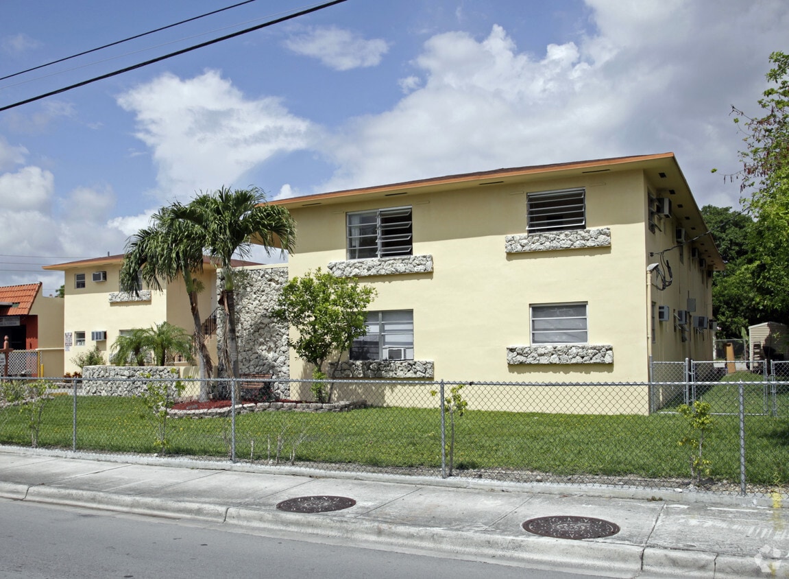 Building Photo - 2000 Ludlam Rd