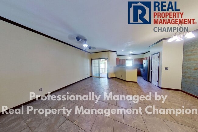 Foto del edificio - Beautiful Two Story Townhome with Lots of Storage!!