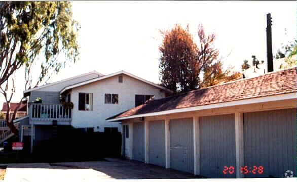 Building Photo - 2546 Santa Ana Ave