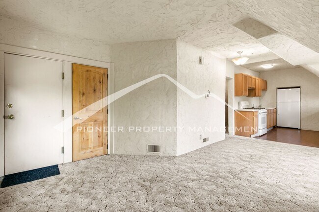 Foto del edificio - 2 Bed/1 Bath Upstairs Unit in Duplex with ...