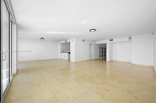 Foto del edificio - 20201 E Country Club Dr