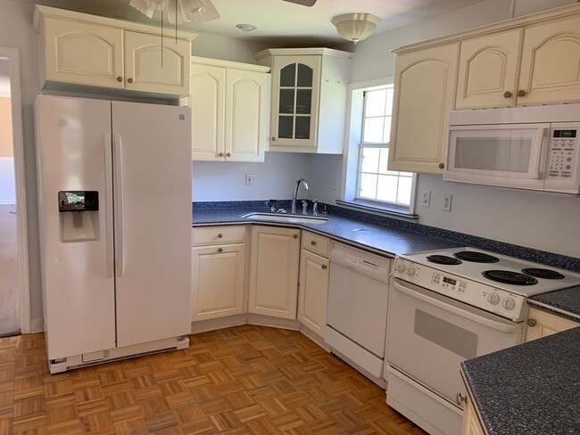 Building Photo - Amazing 4 Bedroom, 3 Bath Home With 2 Kitc...