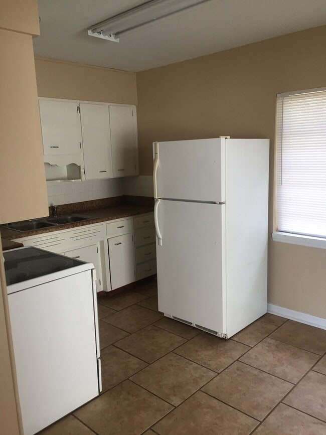 Building Photo - Three Bedroom One Bath