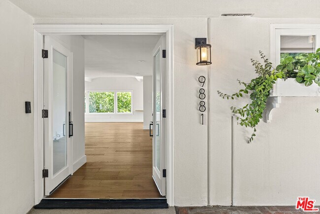 Foto del edificio - 9881 Beverly Grove Dr