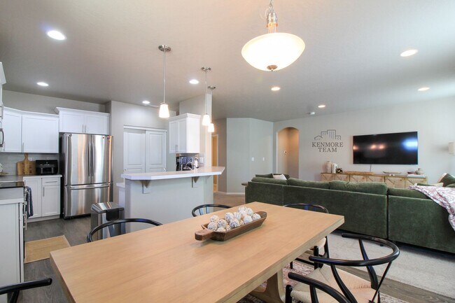 Foto del edificio - FURNISHED: 3 Bedroom, 2 Bath Home in South Richland