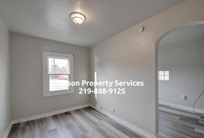 Building Photo - 3044 W Ridge Rd