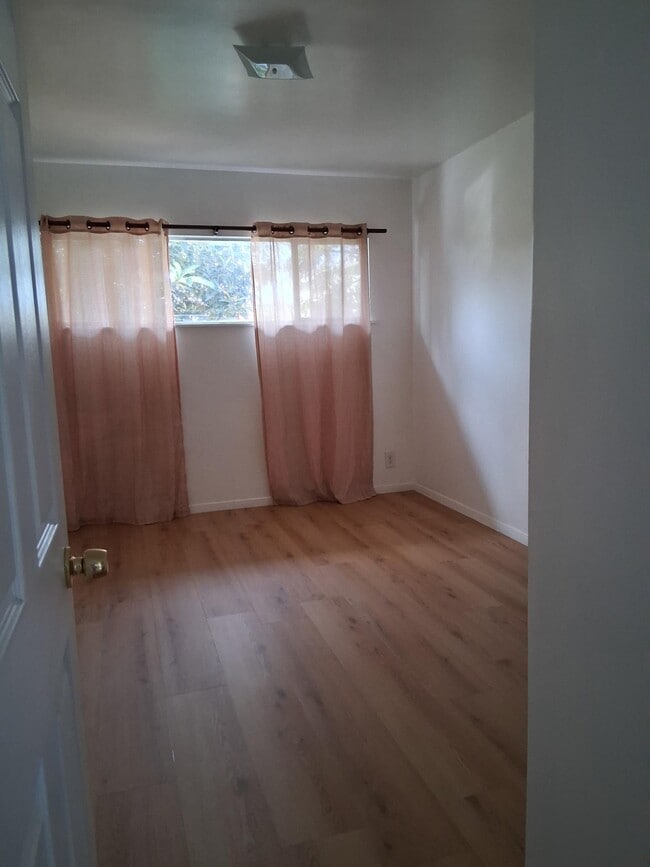 Building Photo - 418 E Tamarack Ave