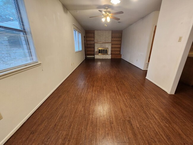 Building Photo - Great Location / Luxury Vinyl Plank / No C...