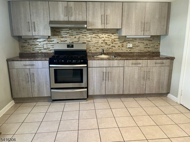 Building Photo - 52 Maple Ave