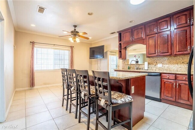 Building Photo - 4 br, 3 bath House - 8161 Laurel Canyon Blvd