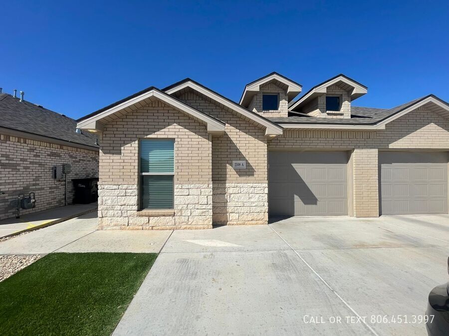 Primary Photo - Like new 3/2 Duplex near 19th and Inler