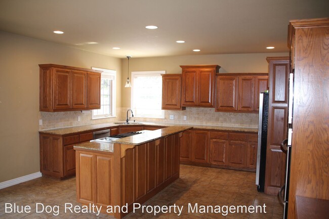 Building Photo - 4 br, 3.5 bath House - 1200 NE Buckingham ...
