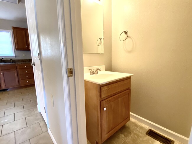 Half bath - 199 Leo Ln