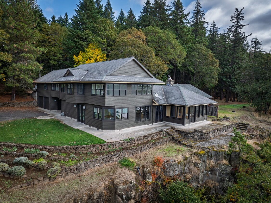 Primary Photo - 395 SW Eyrie Rd