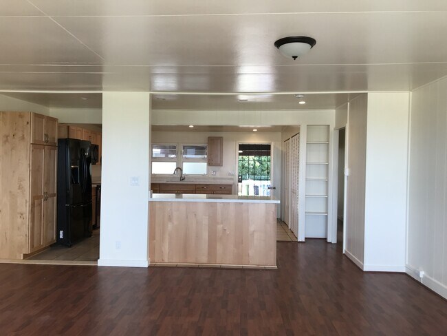Building Photo - Spacious upstairs unit in duplex, 3 bedroo...
