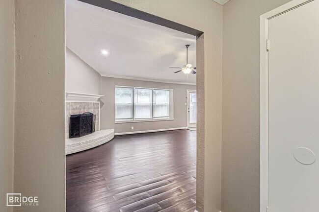 Foto del edificio - 5607 Circlegate Dr