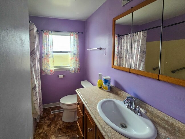 Building Photo - 635 S Cedar St